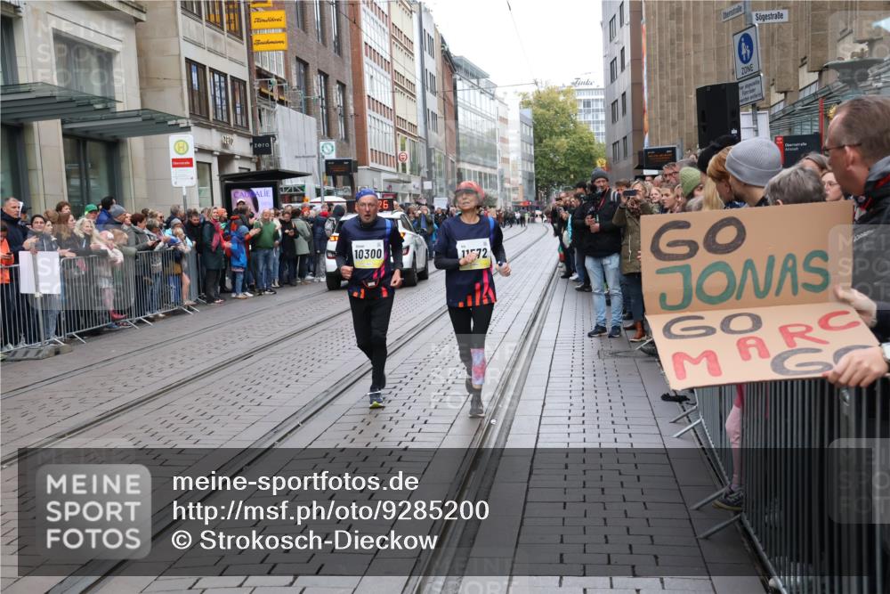 05.10.2025 - 20. swb-Marathon Bremen Strokosch-Dieckow http://msf.ph/oto/9285200 05.10.2025 11:29:25 Ziel 10300, 11572, 10300, 11572 meine-sportfotos.de