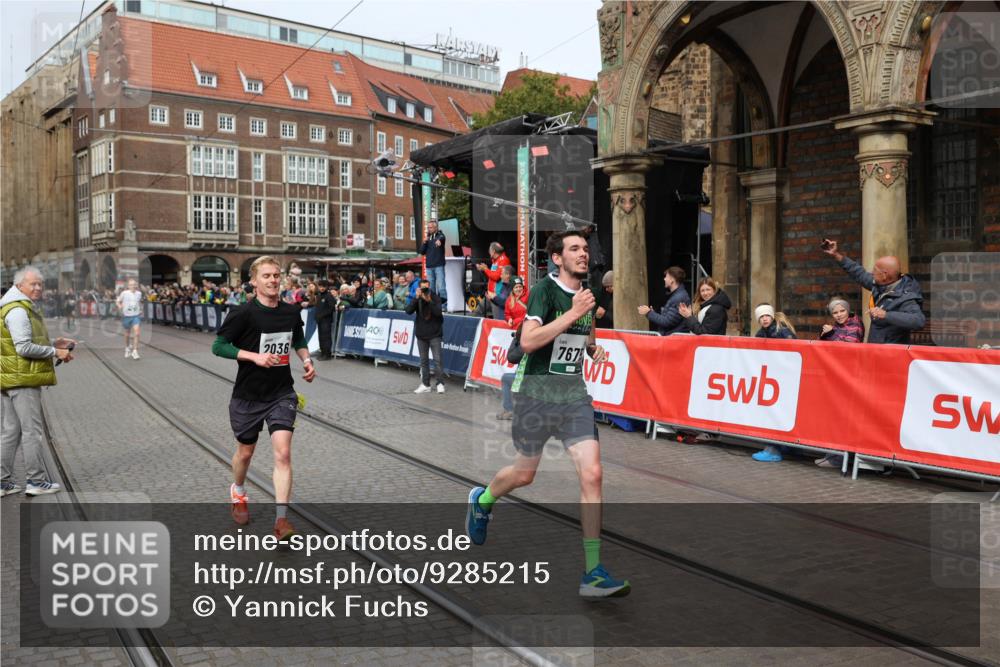 05.10.2025 - 20. swb-Marathon Bremen Yannick Fuchs http://msf.ph/oto/9285215 05.10.2025 13:03:14 Ziel 45, 2036, 2141, 2939, 4629, 7675 meine-sportfotos.de