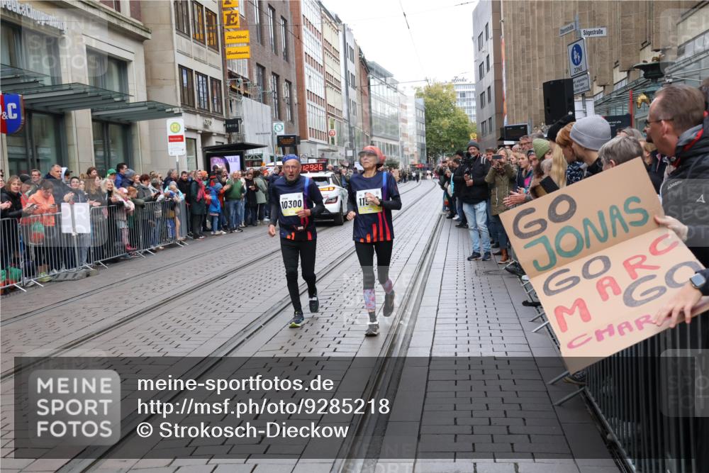 05.10.2025 - 20. swb-Marathon Bremen Strokosch-Dieckow http://msf.ph/oto/9285218 05.10.2025 11:29:25 Ziel 10300, 11572, 10300, 11572 meine-sportfotos.de