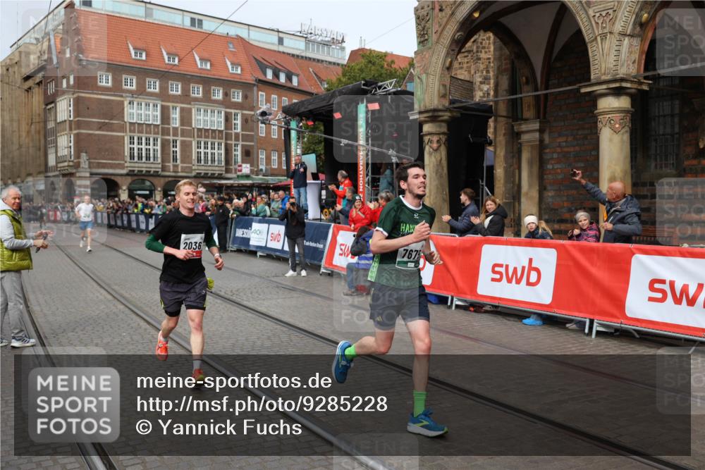 05.10.2025 - 20. swb-Marathon Bremen Yannick Fuchs http://msf.ph/oto/9285228 05.10.2025 13:03:14 Ziel 45, 2036, 2141, 2939, 4629, 7675 meine-sportfotos.de