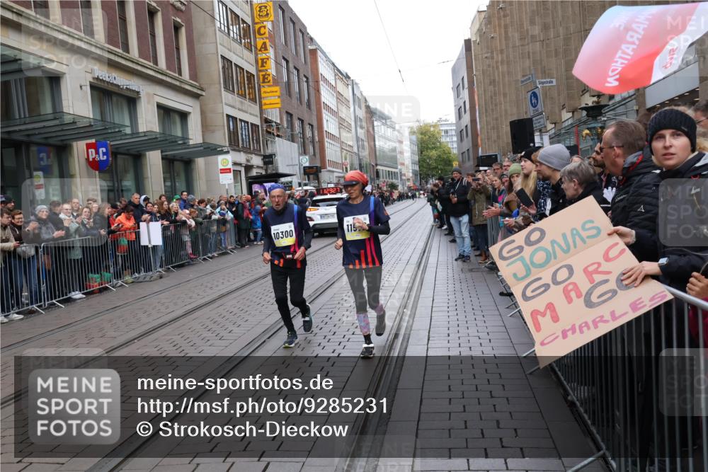 05.10.2025 - 20. swb-Marathon Bremen Strokosch-Dieckow http://msf.ph/oto/9285231 05.10.2025 11:29:26 Ziel 10300, 11572, 10300, 11572 meine-sportfotos.de