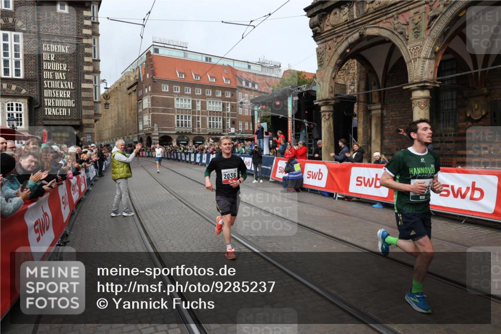 05.10.2025 - 20. swb-Marathon Bremen Yannick Fuchs http://msf.ph/oto/9285237 05.10.2025 13:03:14 Ziel 45, 2036, 2141, 2939, 4629, 7675 meine-sportfotos.de