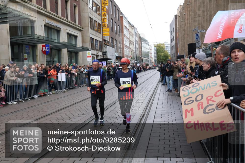 05.10.2025 - 20. swb-Marathon Bremen Strokosch-Dieckow http://msf.ph/oto/9285239 05.10.2025 11:29:27 Ziel 10300, 11572, 10300, 11572 meine-sportfotos.de