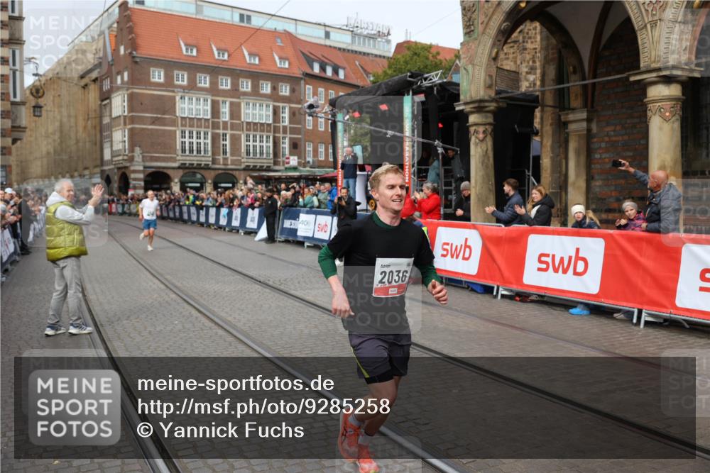 05.10.2025 - 20. swb-Marathon Bremen Yannick Fuchs http://msf.ph/oto/9285258 05.10.2025 13:03:15 Ziel 45, 2036, 2141, 2939, 4629, 7675 meine-sportfotos.de