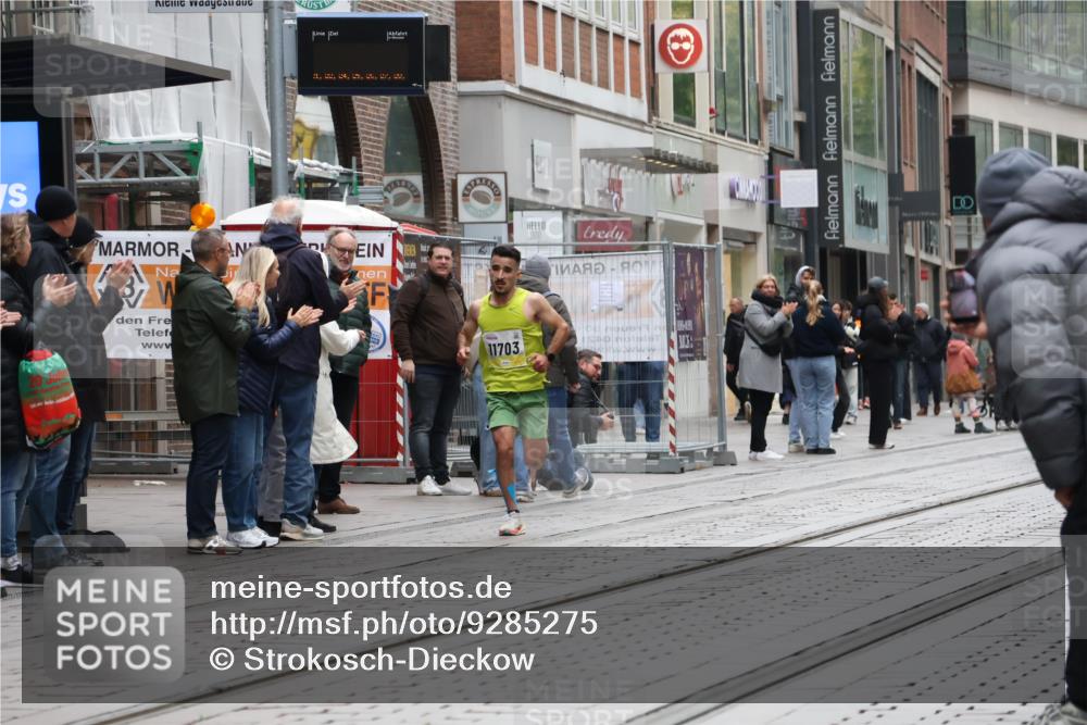 05.10.2025 - 20. swb-Marathon Bremen Strokosch-Dieckow http://msf.ph/oto/9285275 05.10.2025 12:04:21 Ziel 11703, 11703 meine-sportfotos.de