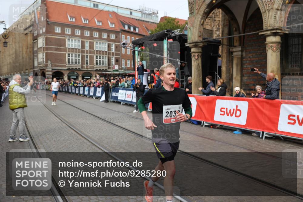 05.10.2025 - 20. swb-Marathon Bremen Yannick Fuchs http://msf.ph/oto/9285280 05.10.2025 13:03:15 Ziel 45, 2036, 2141, 2939, 4629, 7675 meine-sportfotos.de
