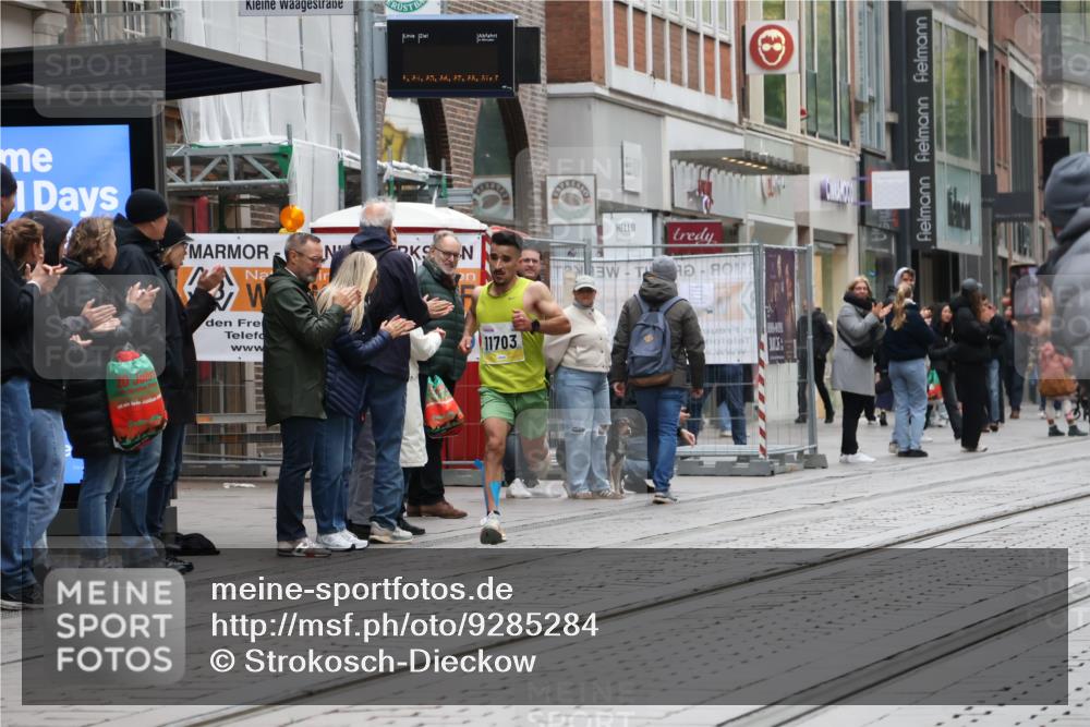 05.10.2025 - 20. swb-Marathon Bremen Strokosch-Dieckow http://msf.ph/oto/9285284 05.10.2025 12:04:22 Ziel 11703, 11703 meine-sportfotos.de