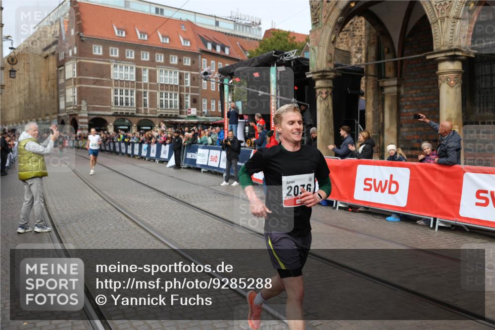 05.10.2025 - 20. swb-Marathon Bremen Yannick Fuchs http://msf.ph/oto/9285288 05.10.2025 13:03:15 Ziel 45, 2036, 2141, 2939, 4629, 7675 meine-sportfotos.de
