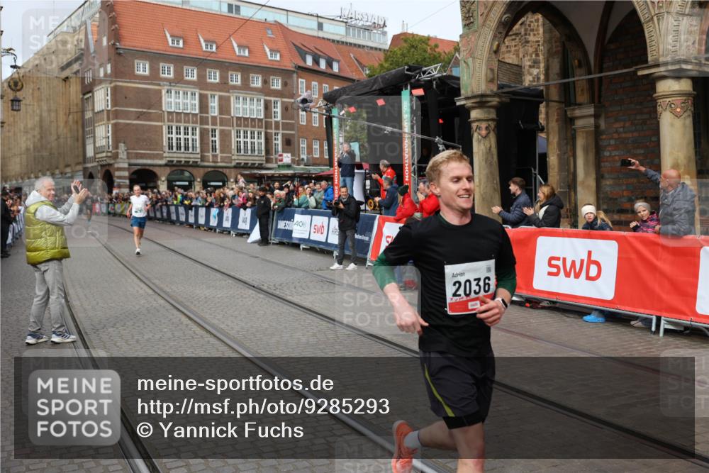 05.10.2025 - 20. swb-Marathon Bremen Yannick Fuchs http://msf.ph/oto/9285293 05.10.2025 13:03:15 Ziel 45, 2036, 2141, 2939, 4629, 7675 meine-sportfotos.de