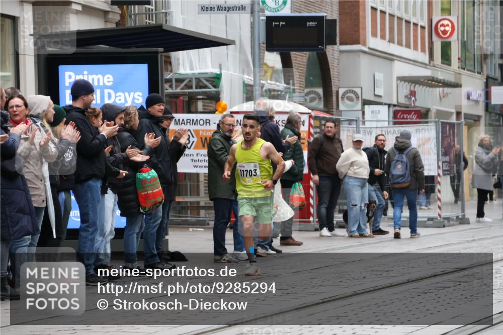 05.10.2025 - 20. swb-Marathon Bremen Strokosch-Dieckow http://msf.ph/oto/9285294 05.10.2025 12:04:22 Ziel 11703, 11703 meine-sportfotos.de