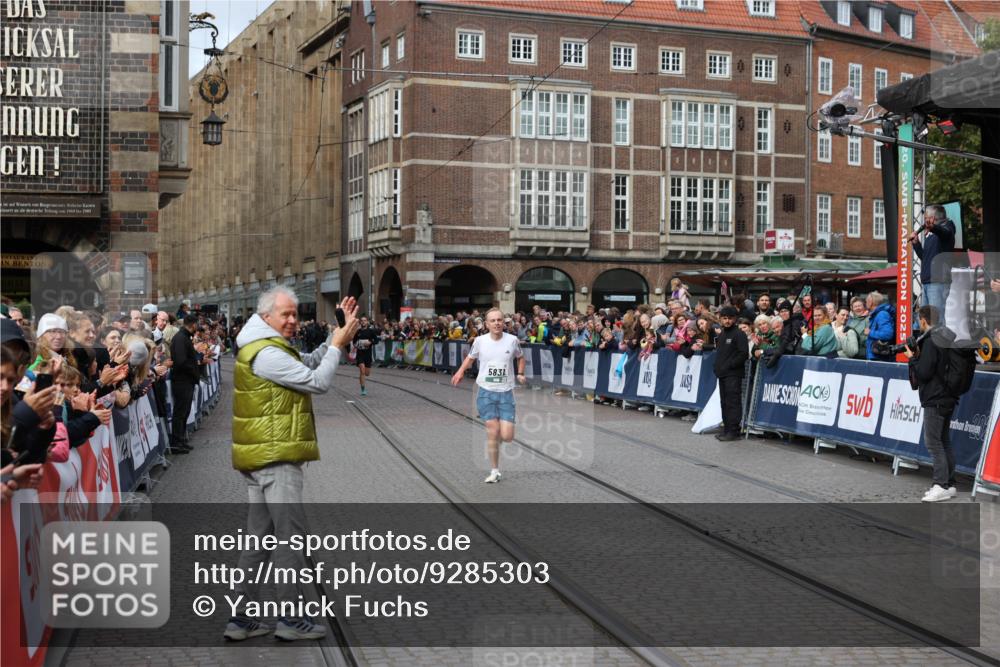 05.10.2025 - 20. swb-Marathon Bremen Yannick Fuchs http://msf.ph/oto/9285303 05.10.2025 13:03:16 Ziel 45, 2036, 2141, 2939, 4629, 7675 meine-sportfotos.de