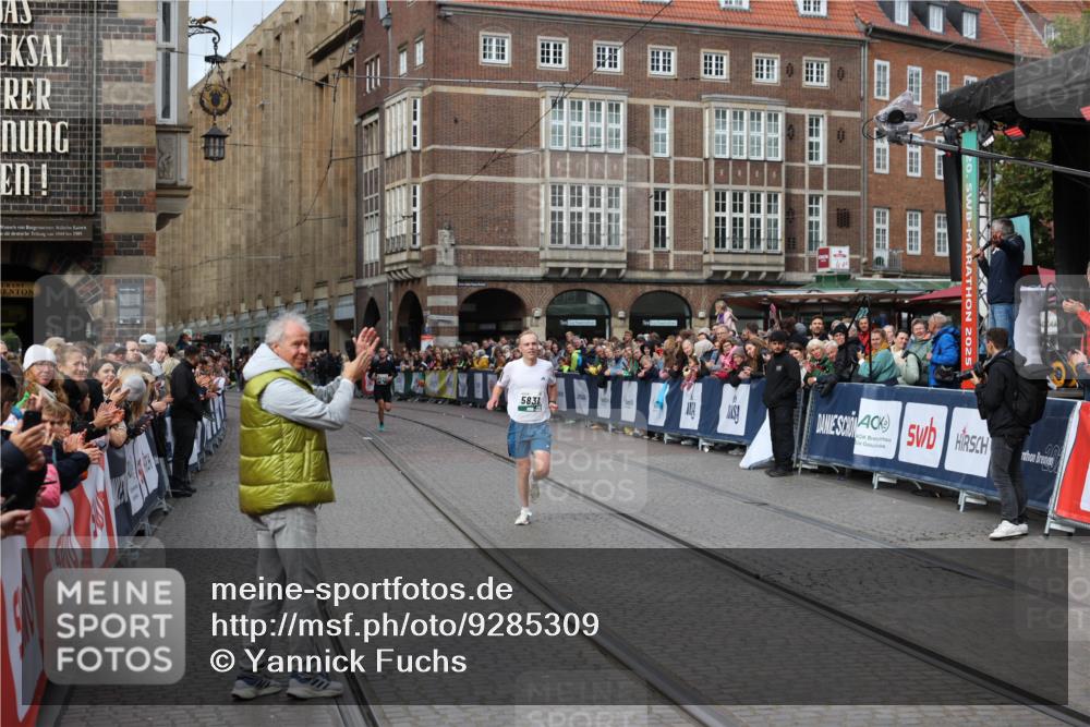 05.10.2025 - 20. swb-Marathon Bremen Yannick Fuchs http://msf.ph/oto/9285309 05.10.2025 13:03:16 Ziel 45, 2036, 2141, 2939, 4629, 7675 meine-sportfotos.de
