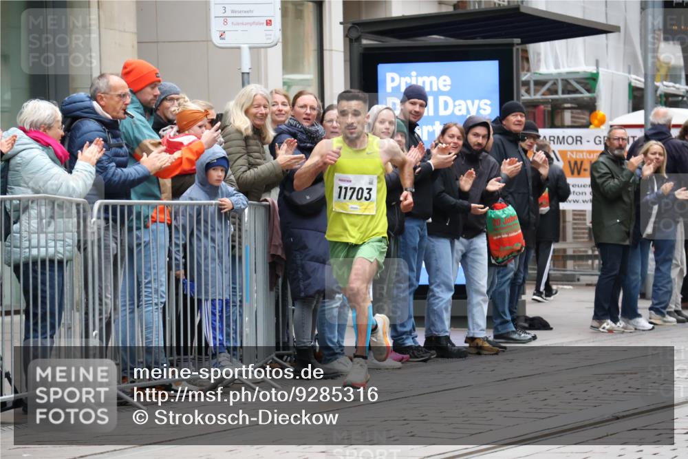 05.10.2025 - 20. swb-Marathon Bremen Strokosch-Dieckow http://msf.ph/oto/9285316 05.10.2025 12:04:24 Ziel 11703, 11703 meine-sportfotos.de