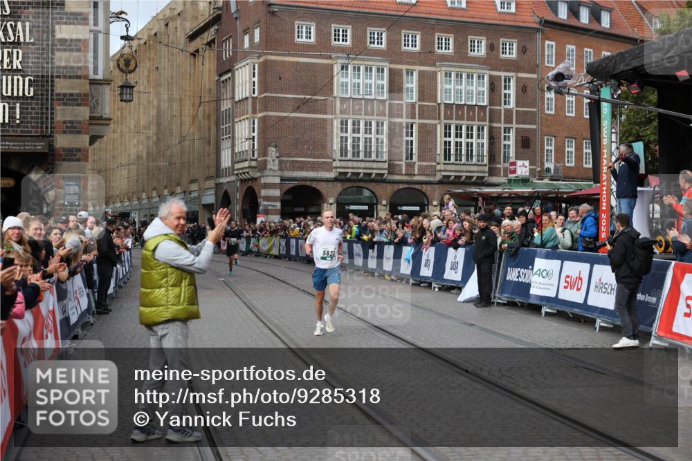 05.10.2025 - 20. swb-Marathon Bremen Yannick Fuchs http://msf.ph/oto/9285318 05.10.2025 13:03:16 Ziel 45, 2036, 2141, 2939, 4629, 7675 meine-sportfotos.de