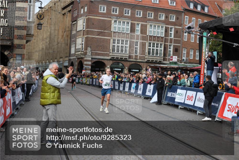 05.10.2025 - 20. swb-Marathon Bremen Yannick Fuchs http://msf.ph/oto/9285323 05.10.2025 13:03:16 Ziel 45, 2036, 2141, 2939, 4629, 7675 meine-sportfotos.de