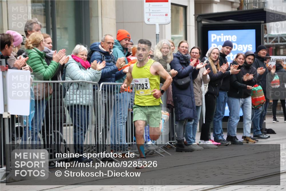 05.10.2025 - 20. swb-Marathon Bremen Strokosch-Dieckow http://msf.ph/oto/9285326 05.10.2025 12:04:24 Ziel 11703, 11703 meine-sportfotos.de