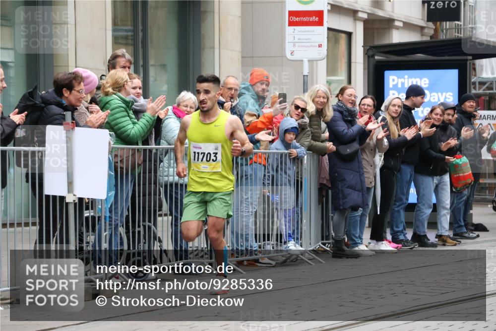 05.10.2025 - 20. swb-Marathon Bremen Strokosch-Dieckow http://msf.ph/oto/9285336 05.10.2025 12:04:25 Ziel 11703, 11703 meine-sportfotos.de