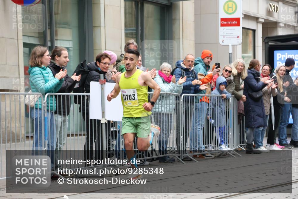 05.10.2025 - 20. swb-Marathon Bremen Strokosch-Dieckow http://msf.ph/oto/9285348 05.10.2025 12:04:25 Ziel 11703, 11703 meine-sportfotos.de