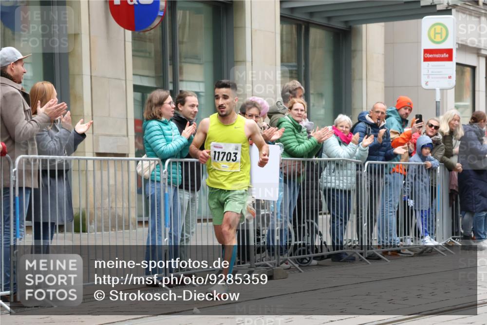05.10.2025 - 20. swb-Marathon Bremen Strokosch-Dieckow http://msf.ph/oto/9285359 05.10.2025 12:04:25 Ziel 11703, 11703 meine-sportfotos.de