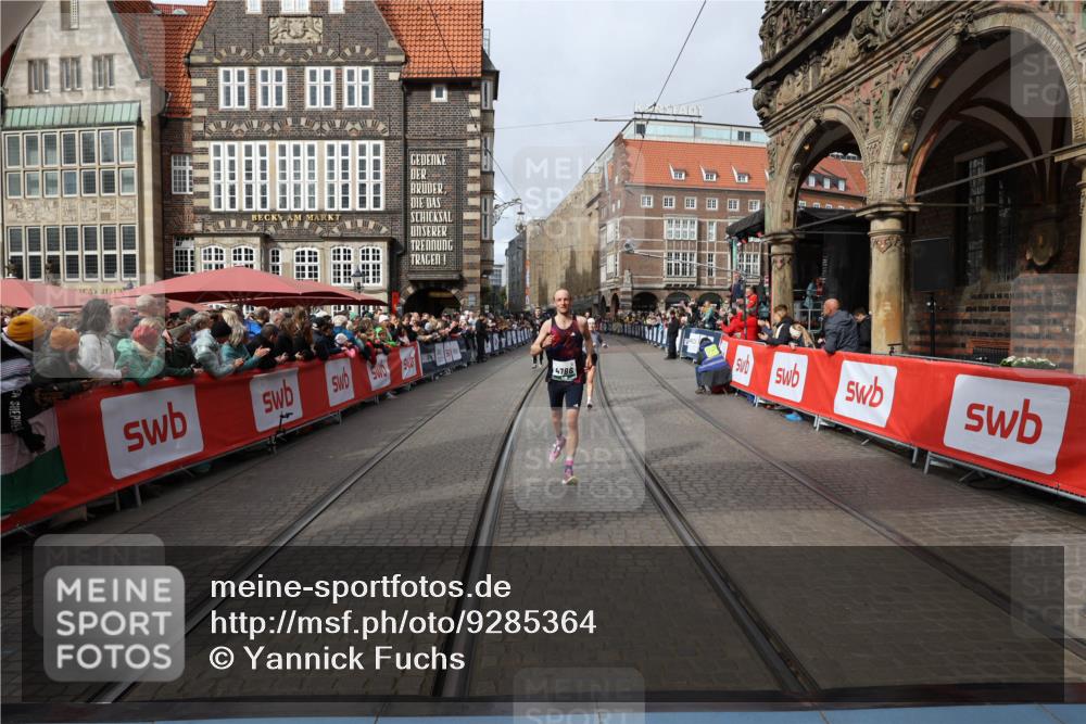 05.10.2025 - 20. swb-Marathon Bremen Yannick Fuchs http://msf.ph/oto/9285364 05.10.2025 13:03:42 Ziel 635, 2613, 4786, 5588 meine-sportfotos.de