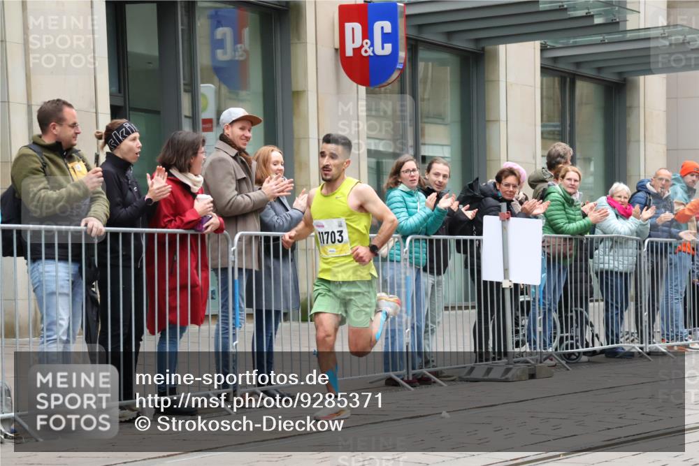 05.10.2025 - 20. swb-Marathon Bremen Strokosch-Dieckow http://msf.ph/oto/9285371 05.10.2025 12:04:26 Ziel 11703, 11703 meine-sportfotos.de