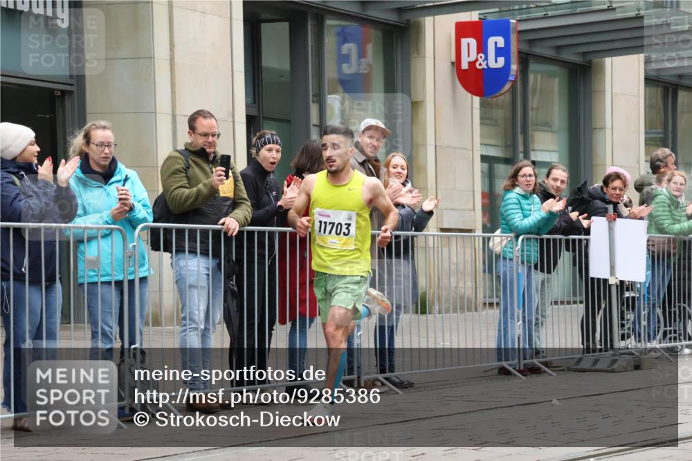 05.10.2025 - 20. swb-Marathon Bremen Strokosch-Dieckow http://msf.ph/oto/9285386 05.10.2025 12:04:26 Ziel 11703, 11703 meine-sportfotos.de