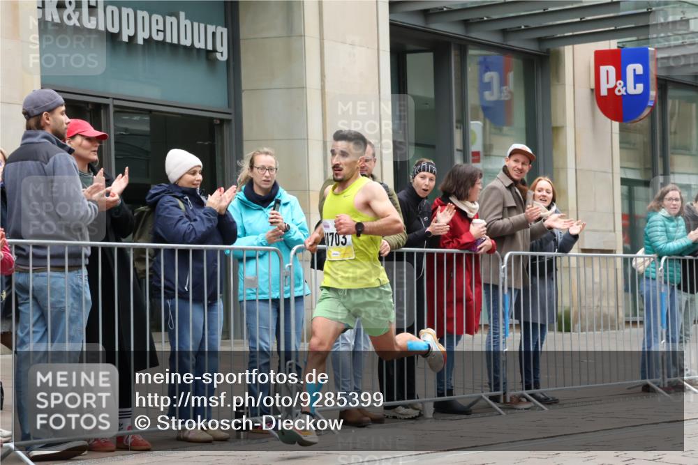 05.10.2025 - 20. swb-Marathon Bremen Strokosch-Dieckow http://msf.ph/oto/9285399 05.10.2025 12:04:26 Ziel 11703, 11703 meine-sportfotos.de