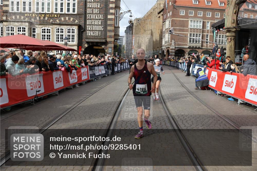 05.10.2025 - 20. swb-Marathon Bremen Yannick Fuchs http://msf.ph/oto/9285401 05.10.2025 13:03:43 Ziel 2613, 4758, 4786, 5588 meine-sportfotos.de