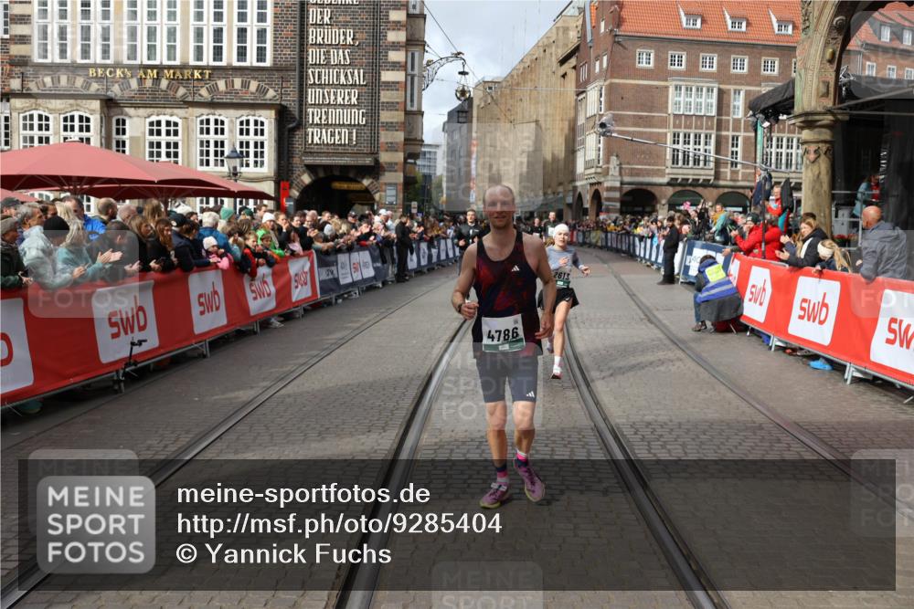 05.10.2025 - 20. swb-Marathon Bremen Yannick Fuchs http://msf.ph/oto/9285404 05.10.2025 13:03:43 Ziel 2613, 4758, 4786, 5588 meine-sportfotos.de