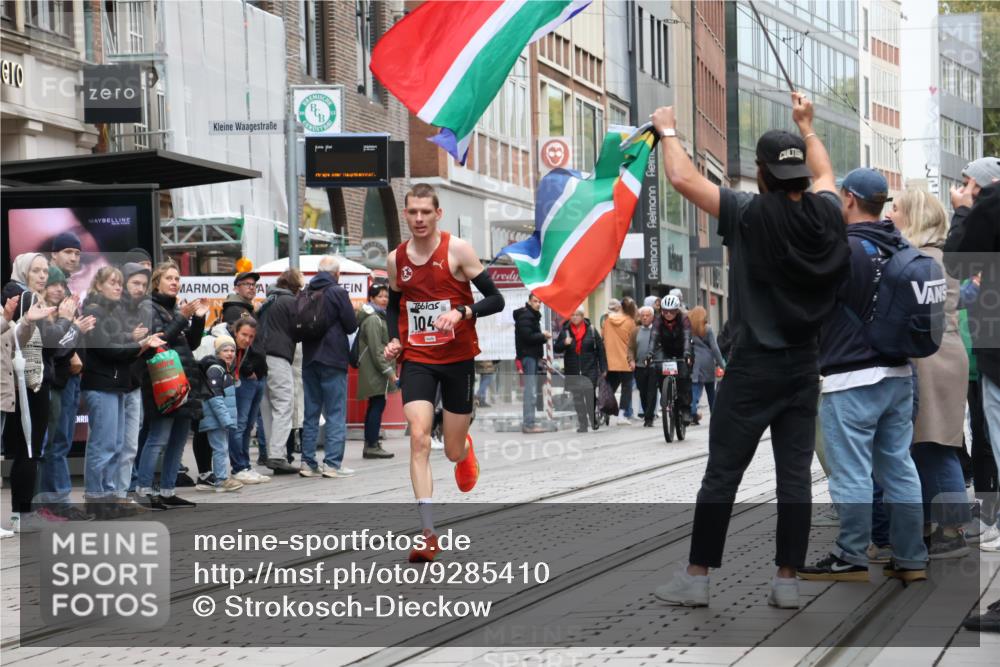 05.10.2025 - 20. swb-Marathon Bremen Strokosch-Dieckow http://msf.ph/oto/9285410 05.10.2025 12:06:12 Ziel 1040, 1040 meine-sportfotos.de