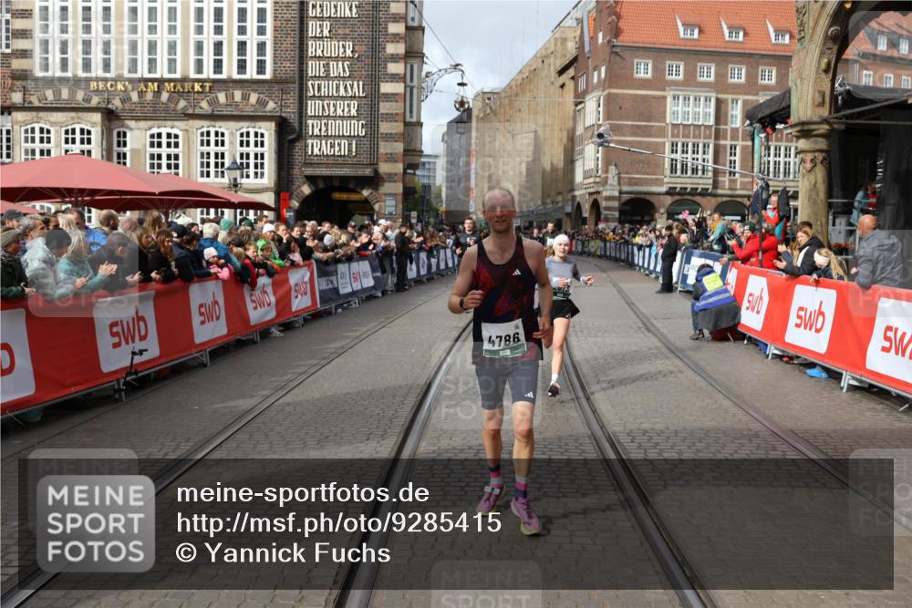 05.10.2025 - 20. swb-Marathon Bremen Yannick Fuchs http://msf.ph/oto/9285415 05.10.2025 13:03:43 Ziel 2613, 4758, 4786, 5588 meine-sportfotos.de