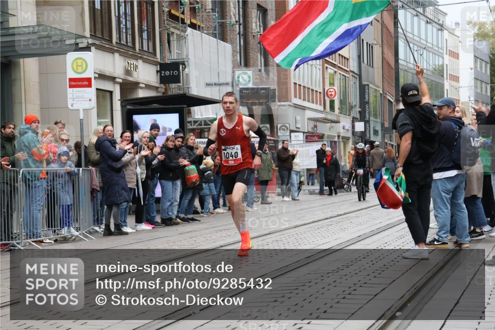 05.10.2025 - 20. swb-Marathon Bremen Strokosch-Dieckow http://msf.ph/oto/9285432 05.10.2025 12:06:13 Ziel 1040, 1040 meine-sportfotos.de