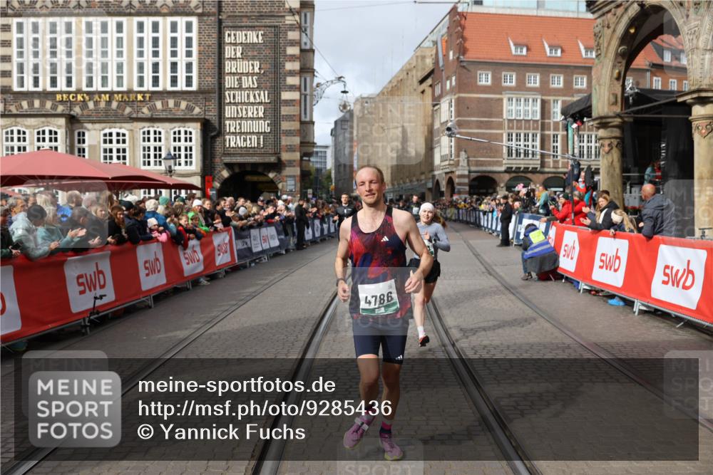 05.10.2025 - 20. swb-Marathon Bremen Yannick Fuchs http://msf.ph/oto/9285436 05.10.2025 13:03:43 Ziel 2613, 4758, 4786, 5588 meine-sportfotos.de
