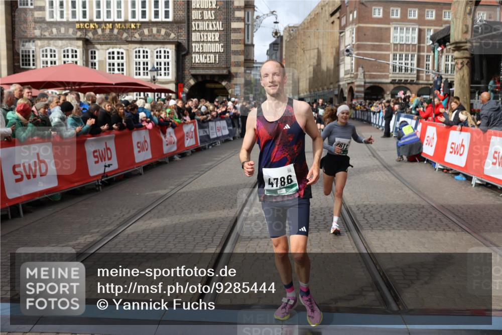 05.10.2025 - 20. swb-Marathon Bremen Yannick Fuchs http://msf.ph/oto/9285444 05.10.2025 13:03:43 Ziel 2613, 4758, 4786, 5588 meine-sportfotos.de