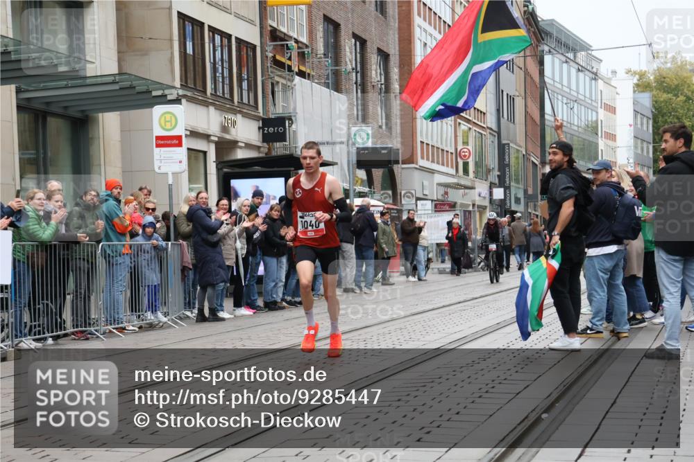 05.10.2025 - 20. swb-Marathon Bremen Strokosch-Dieckow http://msf.ph/oto/9285447 05.10.2025 12:06:13 Ziel 1040, 1040 meine-sportfotos.de