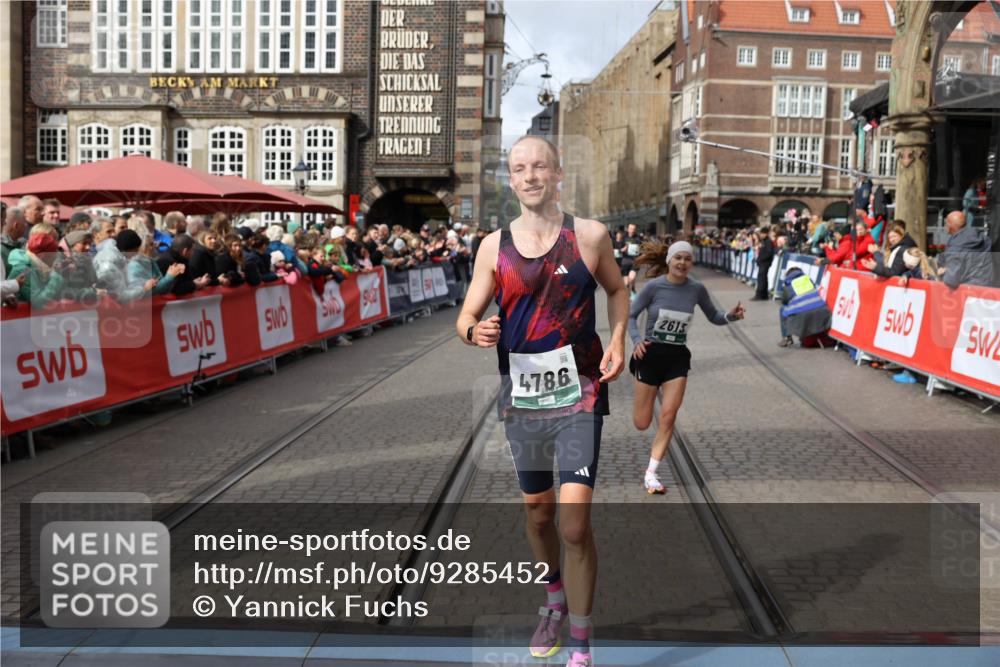 05.10.2025 - 20. swb-Marathon Bremen Yannick Fuchs http://msf.ph/oto/9285452 05.10.2025 13:03:43 Ziel 2613, 4758, 4786, 5588 meine-sportfotos.de