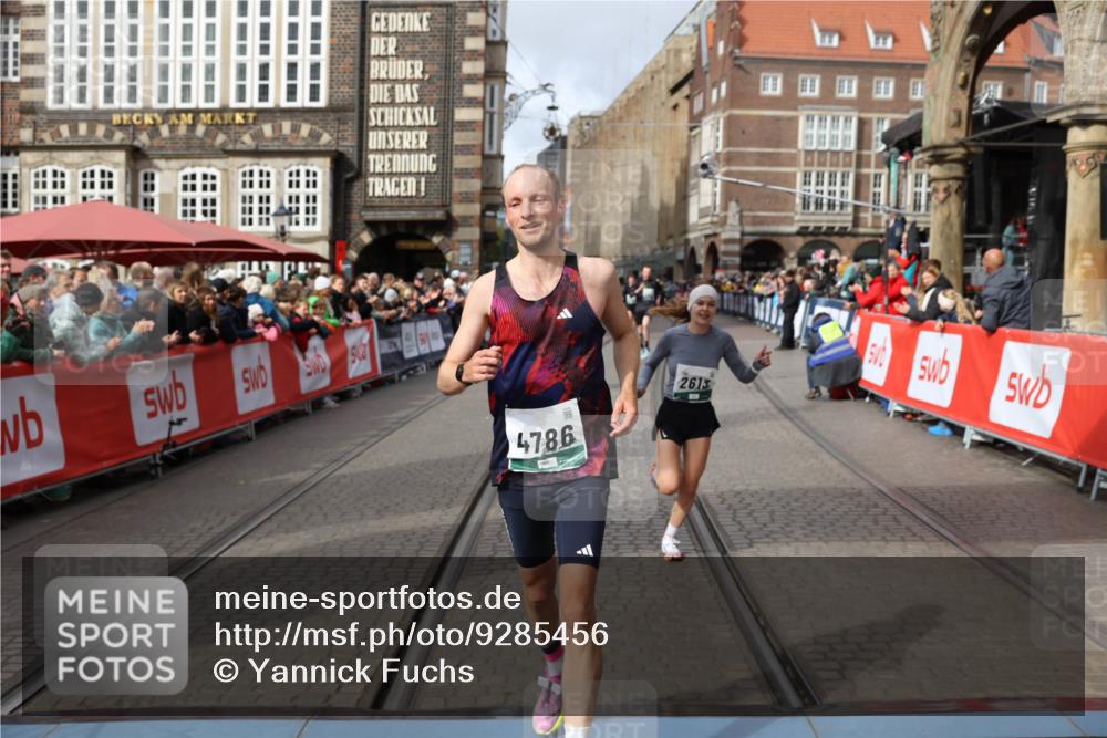 05.10.2025 - 20. swb-Marathon Bremen Yannick Fuchs http://msf.ph/oto/9285456 05.10.2025 13:03:43 Ziel 2613, 4758, 4786, 5588 meine-sportfotos.de