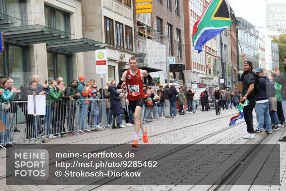 05.10.2025 - 20. swb-Marathon Bremen Strokosch-Dieckow http://msf.ph/oto/9285462 05.10.2025 12:06:14 Ziel 1040, 1040 meine-sportfotos.de