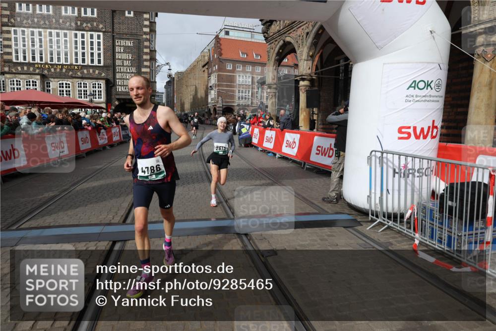 05.10.2025 - 20. swb-Marathon Bremen Yannick Fuchs http://msf.ph/oto/9285465 05.10.2025 13:03:44 Ziel 2613, 4617, 4758, 4786, 5588 meine-sportfotos.de