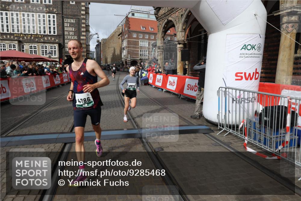 05.10.2025 - 20. swb-Marathon Bremen Yannick Fuchs http://msf.ph/oto/9285468 05.10.2025 13:03:44 Ziel 2613, 4617, 4758, 4786, 5588 meine-sportfotos.de