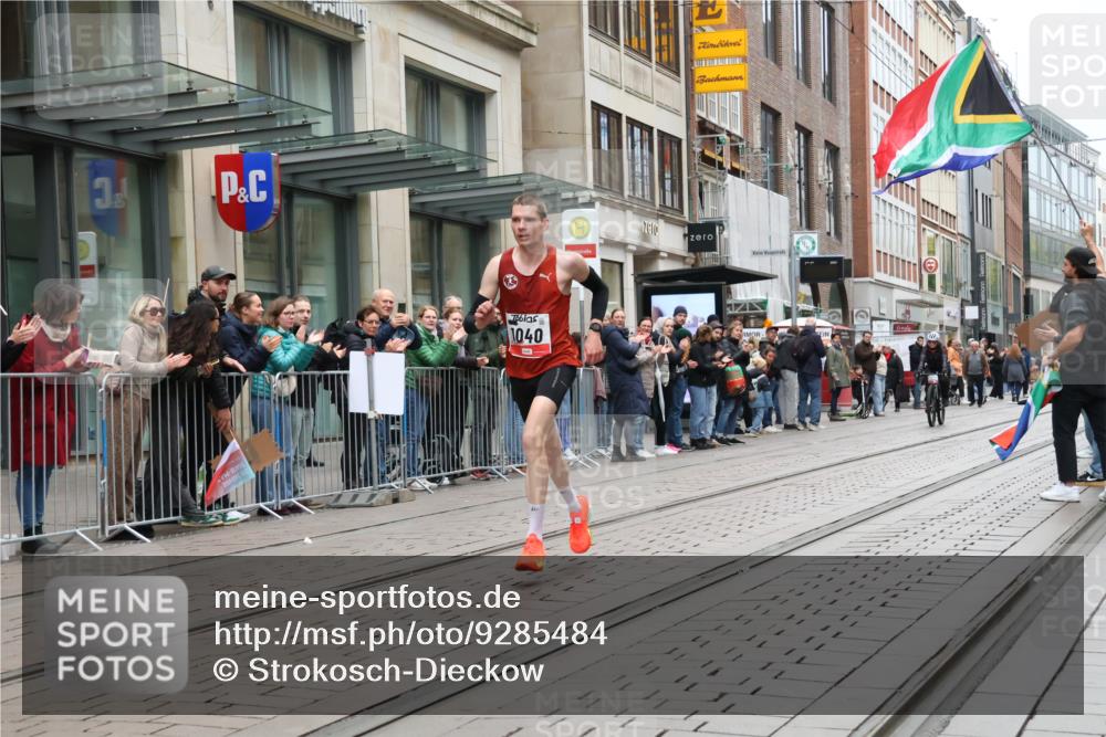 05.10.2025 - 20. swb-Marathon Bremen Strokosch-Dieckow http://msf.ph/oto/9285484 05.10.2025 12:06:14 Ziel 1040, 1040 meine-sportfotos.de