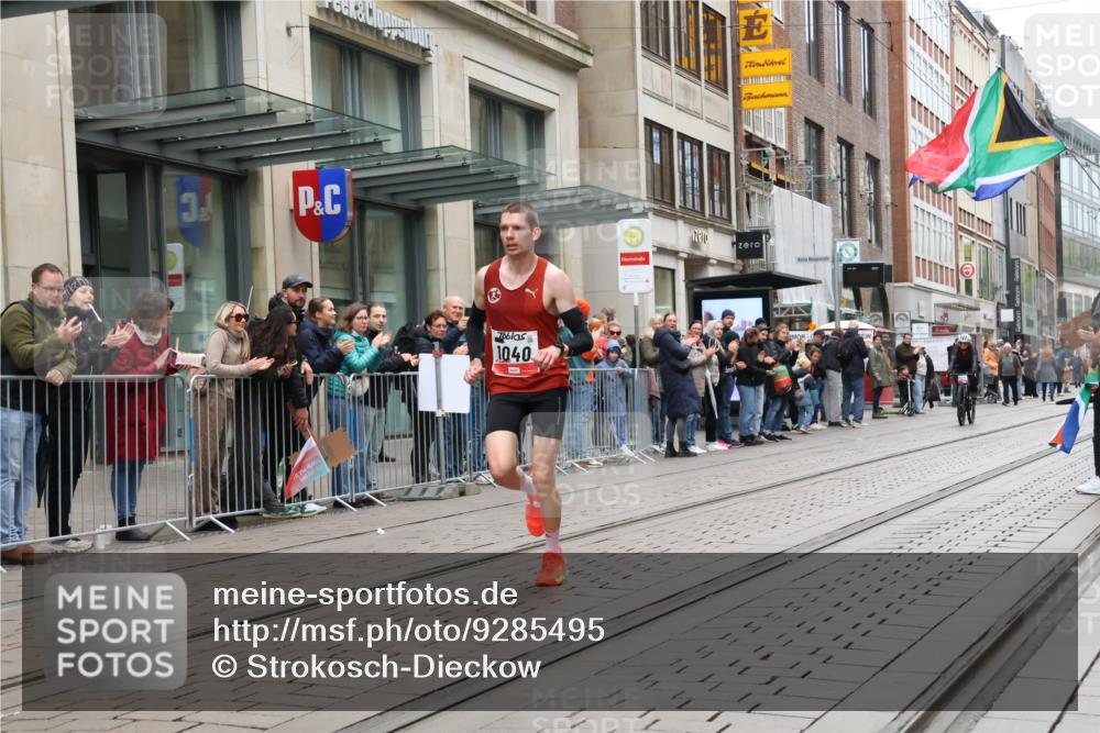 05.10.2025 - 20. swb-Marathon Bremen Strokosch-Dieckow http://msf.ph/oto/9285495 05.10.2025 12:06:14 Ziel 1040, 1040 meine-sportfotos.de