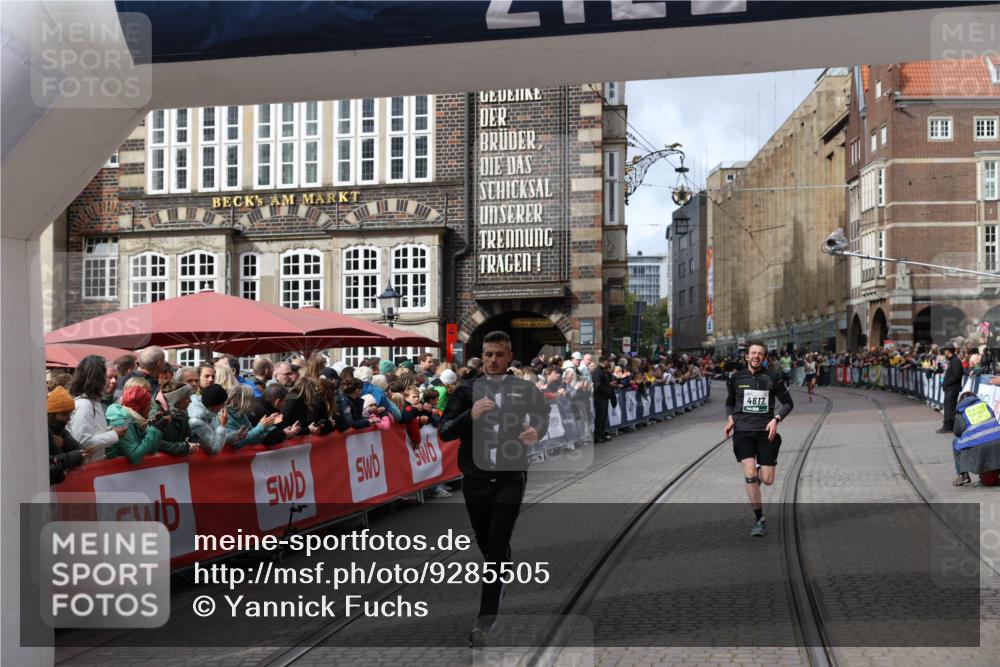 05.10.2025 - 20. swb-Marathon Bremen Yannick Fuchs http://msf.ph/oto/9285505 05.10.2025 13:03:46 Ziel 2613, 4617, 4758, 4786 meine-sportfotos.de