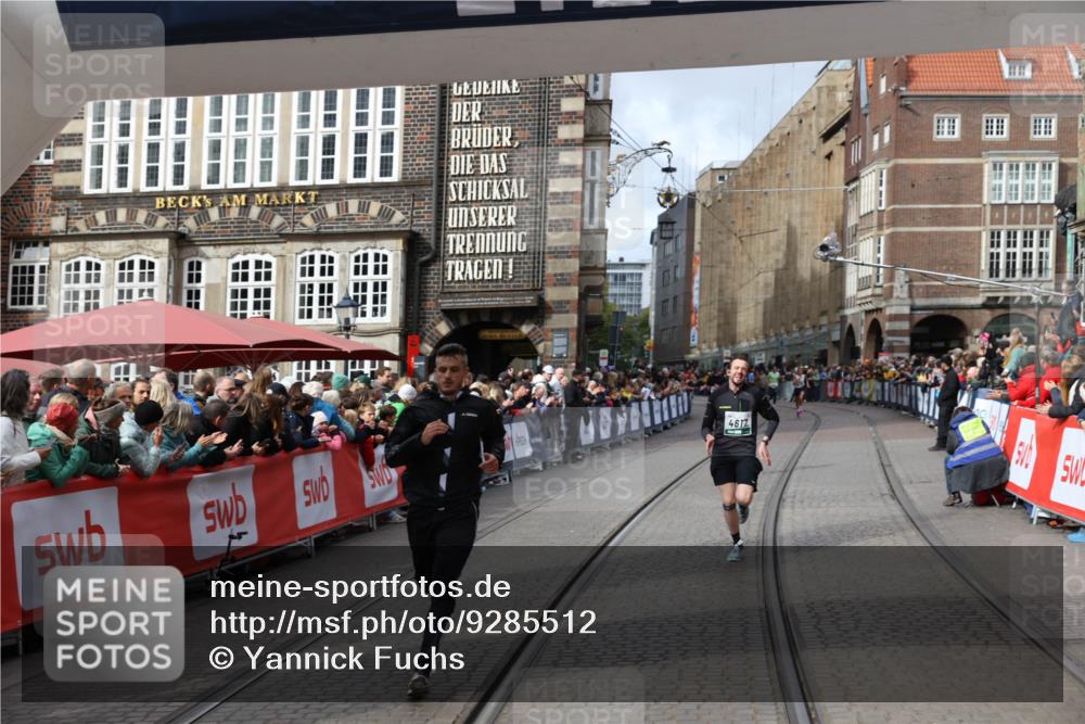 05.10.2025 - 20. swb-Marathon Bremen Yannick Fuchs http://msf.ph/oto/9285512 05.10.2025 13:03:46 Ziel 2613, 4617, 4758, 4786 meine-sportfotos.de