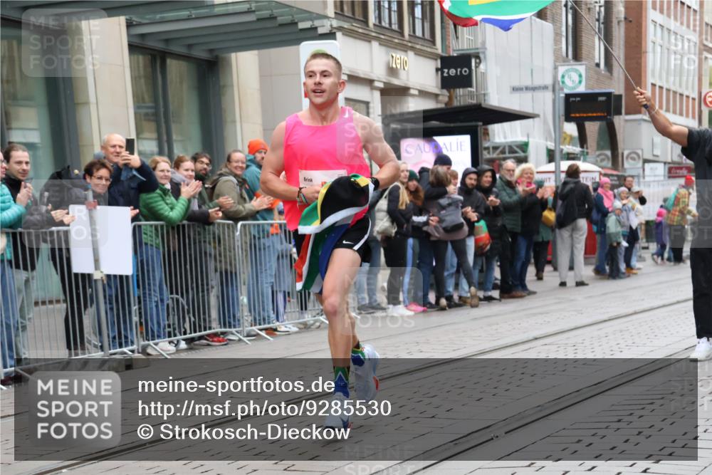 05.10.2025 - 20. swb-Marathon Bremen Strokosch-Dieckow http://msf.ph/oto/9285530 05.10.2025 12:08:30 Ziel 408, 408 meine-sportfotos.de