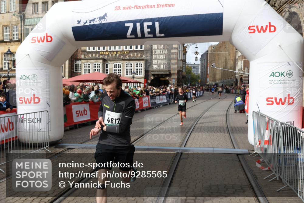 05.10.2025 - 20. swb-Marathon Bremen Yannick Fuchs http://msf.ph/oto/9285565 05.10.2025 13:03:49 Ziel 2613, 4617, 4758, 4786, 6804 meine-sportfotos.de