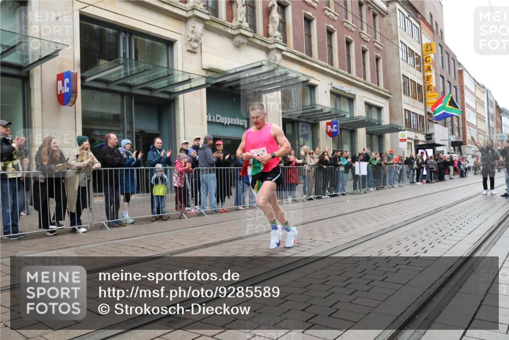 05.10.2025 - 20. swb-Marathon Bremen Strokosch-Dieckow http://msf.ph/oto/9285589 05.10.2025 12:08:31 Ziel 408, 408 meine-sportfotos.de