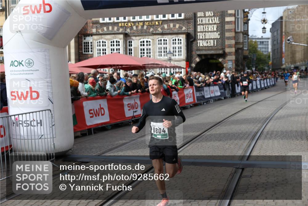05.10.2025 - 20. swb-Marathon Bremen Yannick Fuchs http://msf.ph/oto/9285662 05.10.2025 13:03:50 Ziel 2613, 4617, 4758, 4786, 6804 meine-sportfotos.de