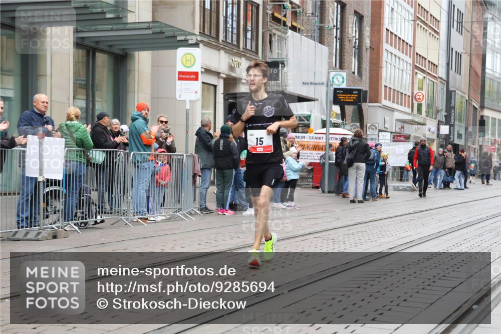 05.10.2025 - 20. swb-Marathon Bremen Strokosch-Dieckow http://msf.ph/oto/9285694 05.10.2025 12:10:26 Ziel 15, 15 meine-sportfotos.de