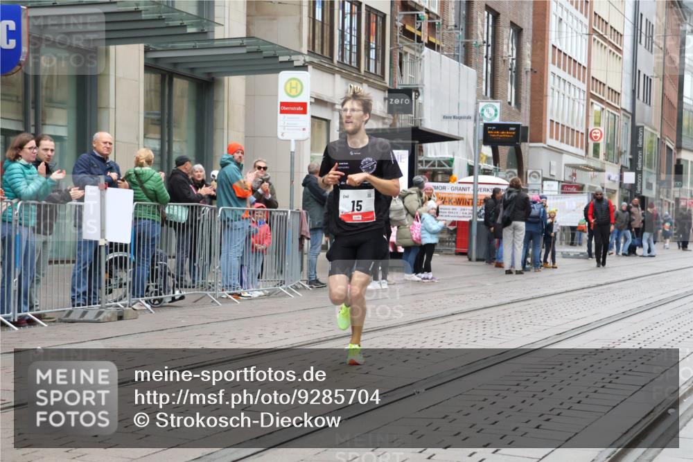 05.10.2025 - 20. swb-Marathon Bremen Strokosch-Dieckow http://msf.ph/oto/9285704 05.10.2025 12:10:26 Ziel 15, 15 meine-sportfotos.de